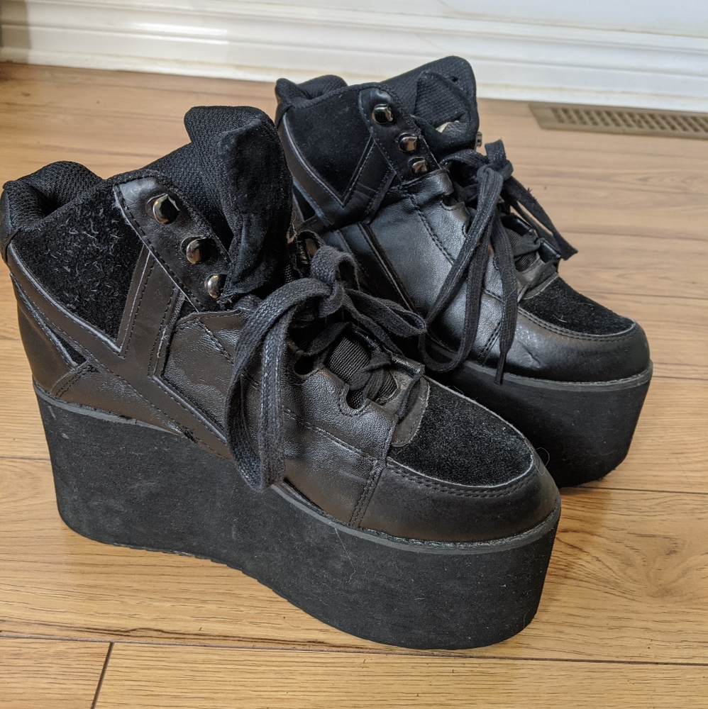YRU QOZMO black sneaker platform